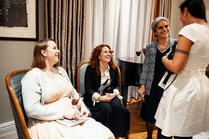 Ambasadorka Heroine Markéta Lukášková v družném hovoru s kanadskou velvyslankyní Ayeshou Patricií Rekhi a Zuzanou Vránovou